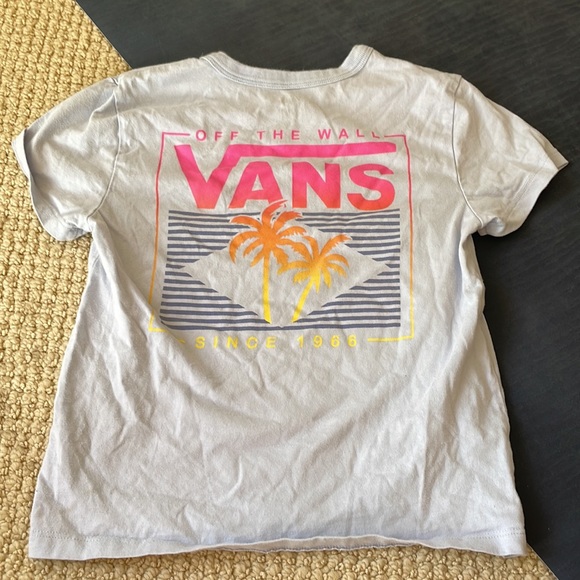 Small stain barley visible on the bottom of the shirt, see photo 5 for reference - Picture 3 of 5